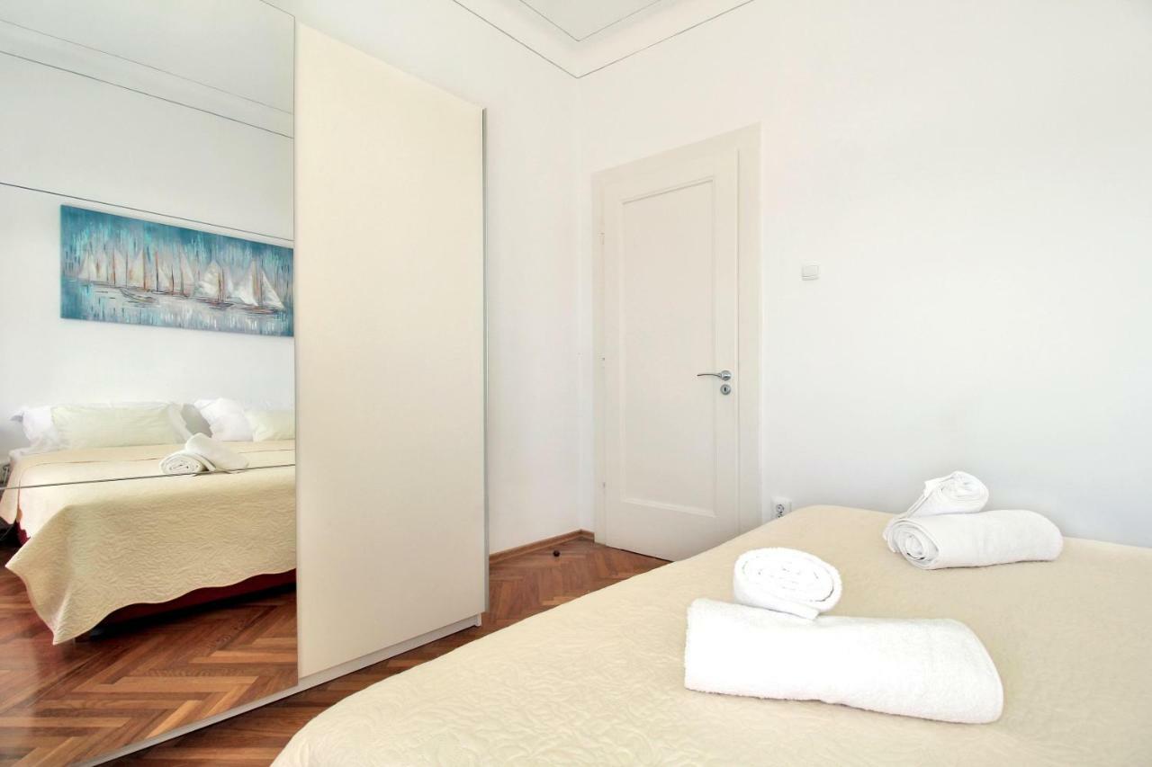 Figurin Apartment *
