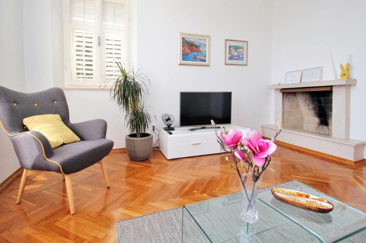 Figurin Apartment *
